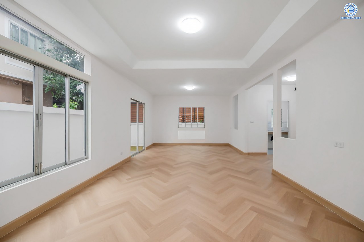 บ้านมือสองตกแต่งใหม่ โครงการ พฤกษ์ลดา พุทธสาคร จากแบรนด์ LH ตัวบ้านใกล้สวนสาธารณะ รองรับทุกความสุขบนเนื้อที่ 53.9 ตร.ว. ฟังก์ชัน 3 ห้องนอน 3 ห้องน้ำ จอดรถได้ 2 คัน เชื่อมต่อถนนเพชรเกษม, ถนนพุทธมณฑลสาย4, ถนนบรมราชชนนี ใกล้รถไฟฟ้าสายสีน้ำเงิน "สถานีหลักสอง" และ The Mall บางแค